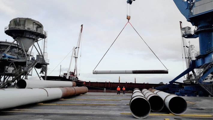 Discharging of steel pipes at the Lorient commercial harbour