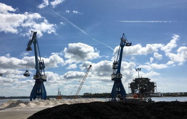 Sand and shredded tyres