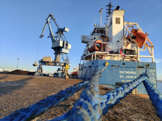 Rapeseed meal discharging and shredded tyres loading on vessel Ostbense