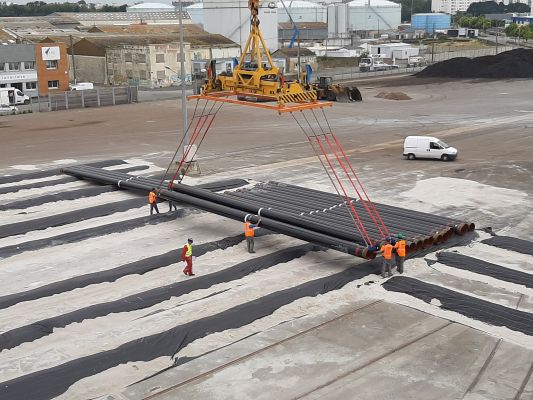 Delicate handling of tubes at the commercial port of Lorient