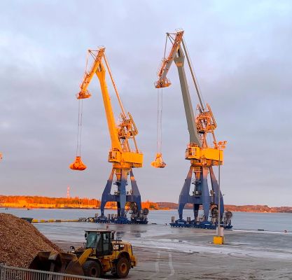 Les grues du port deviennent jaune