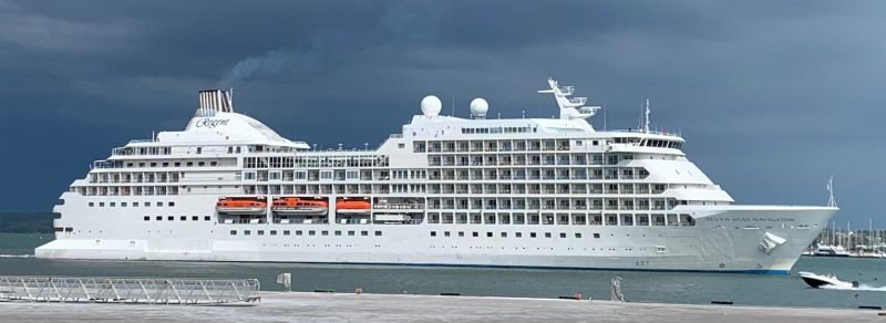 Le navire de croisière SEVEN SEAS NAVIGATOR en escale à Lorient
