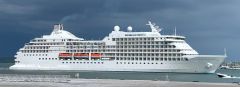 Le navire de croisière SEVEN SEAS NAVIGATOR en escale à Lorient
